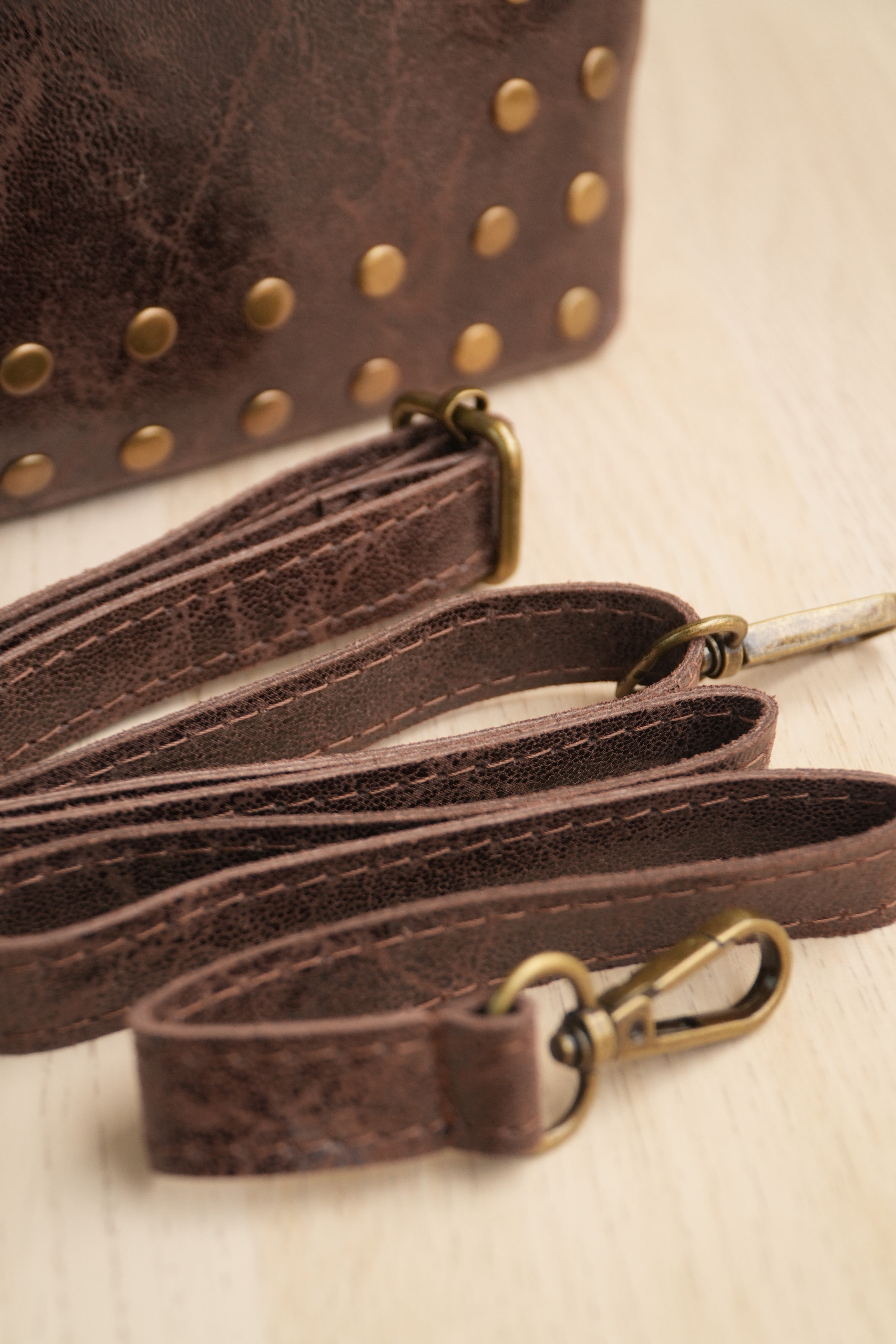 BOLSO TACHUELAS MARRON