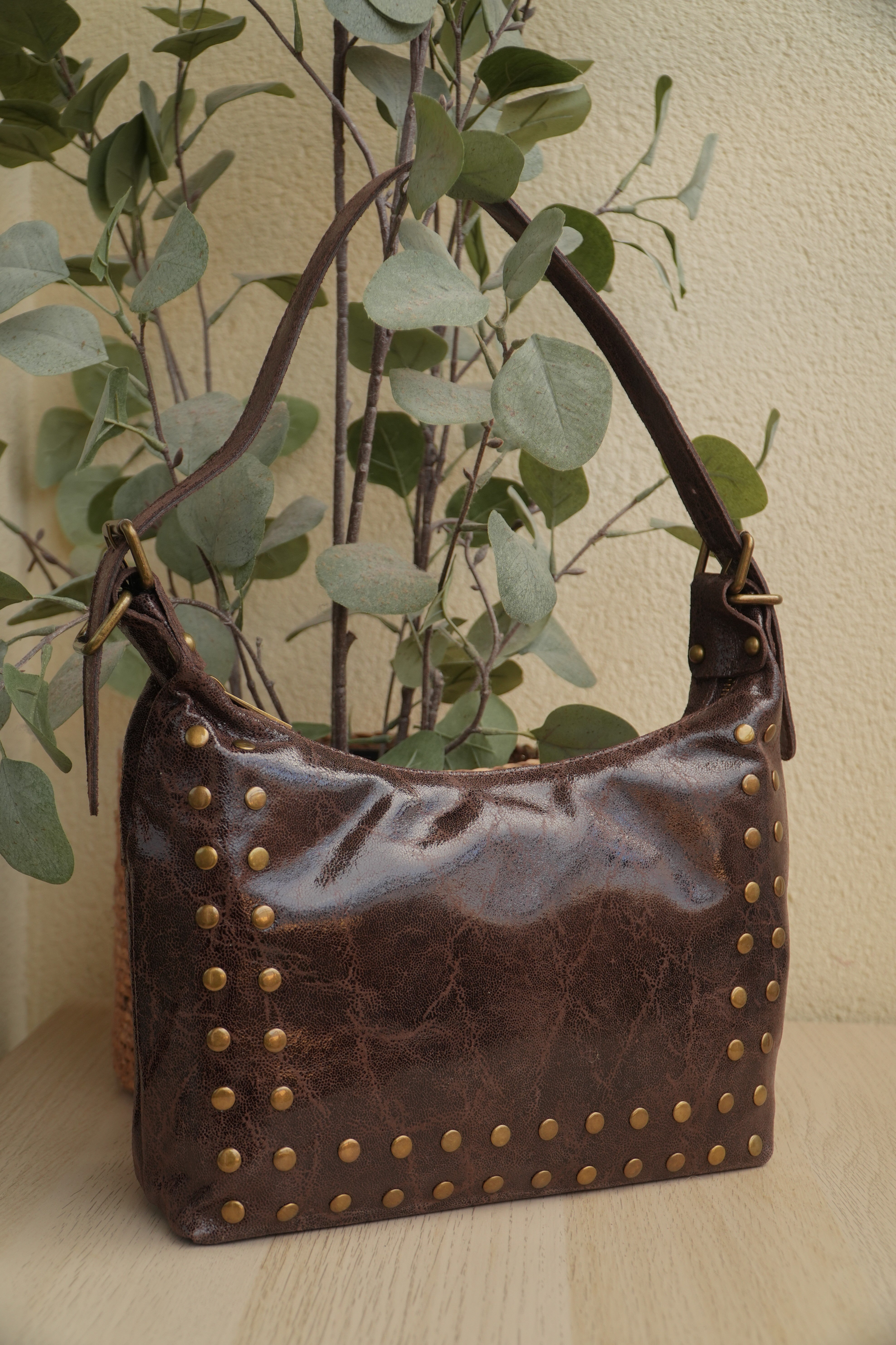 BOLSO TACHUELAS MARRON