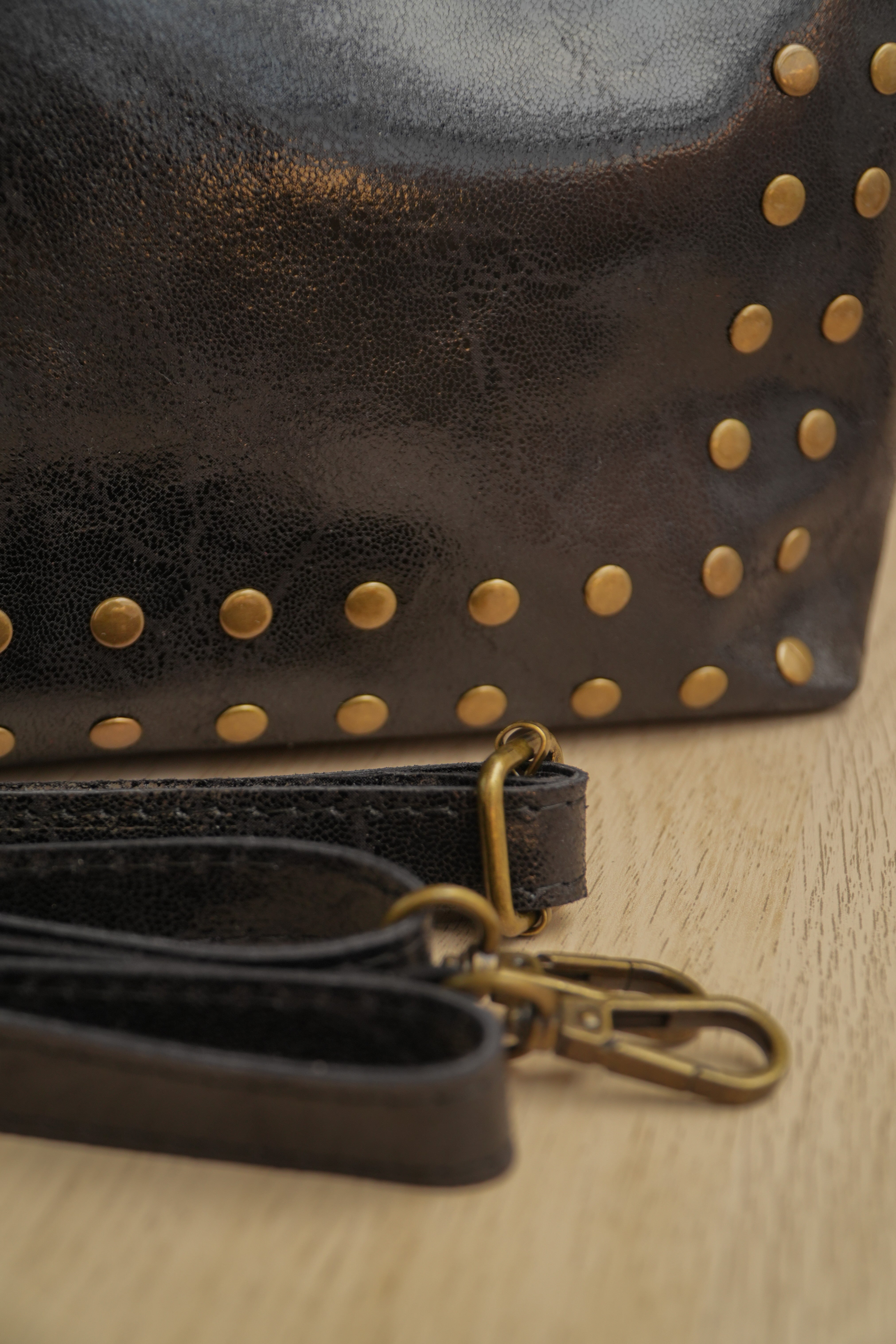 BOLSO TACHUELAS NEGRO