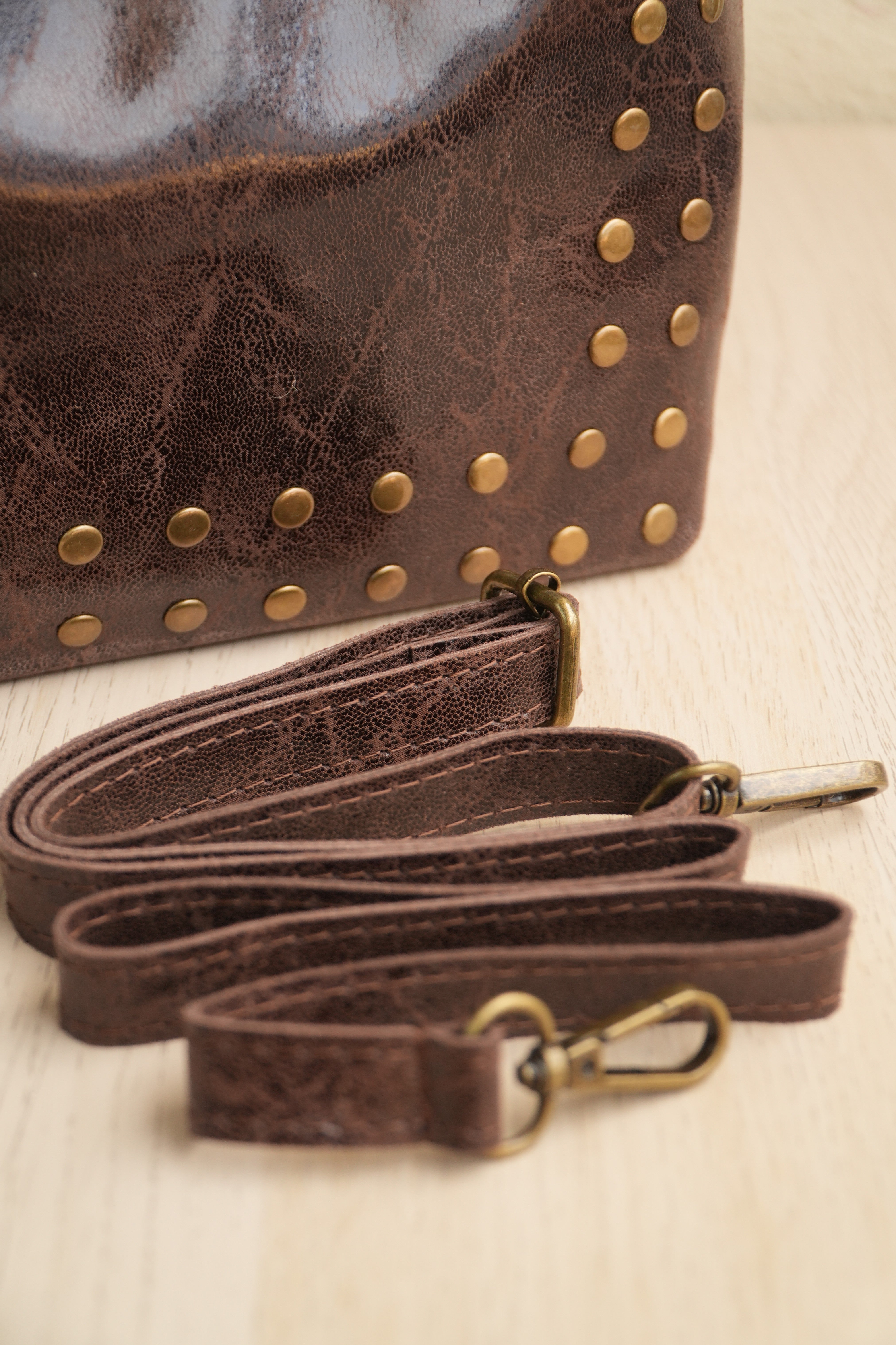BOLSO TACHUELAS MARRON