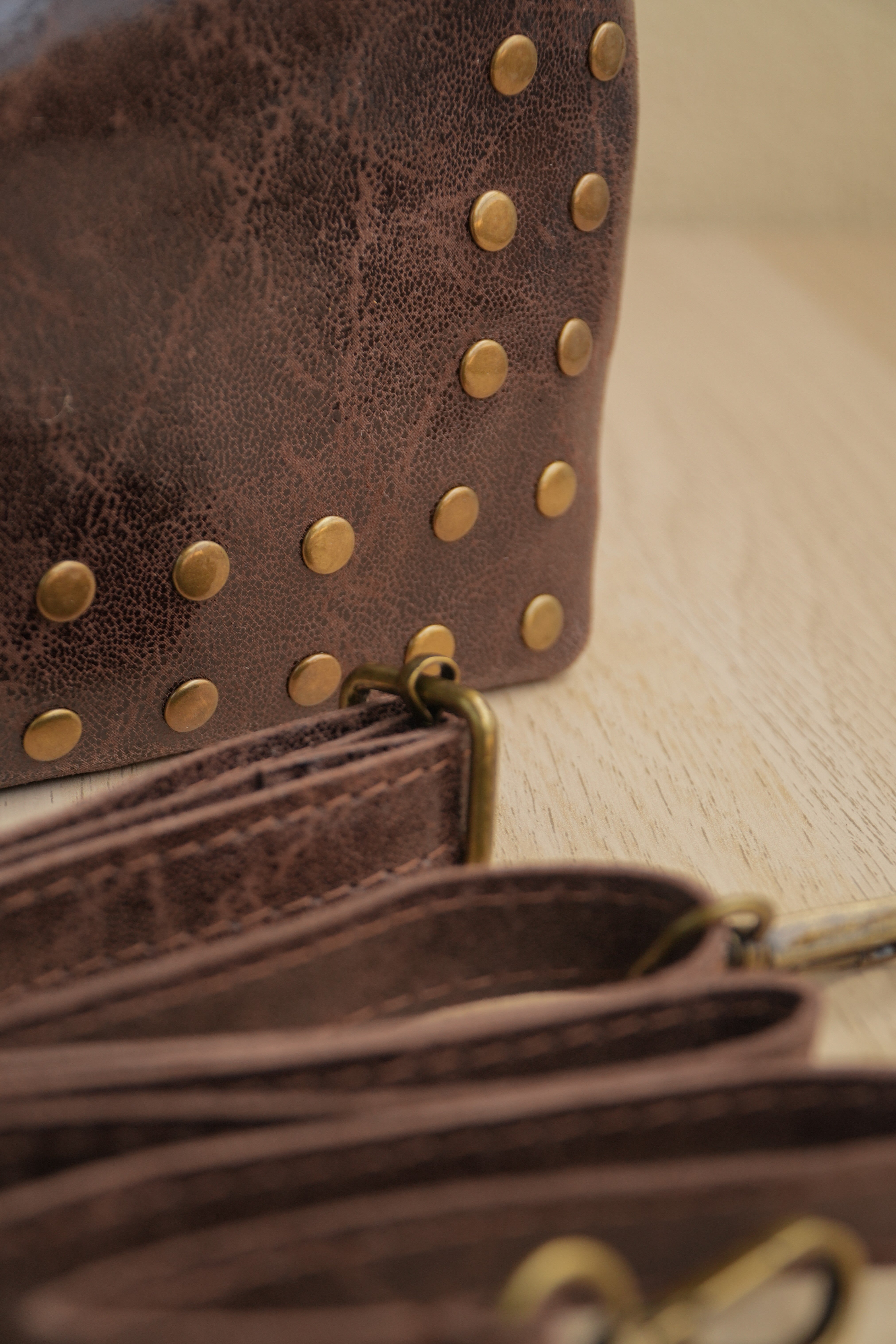 BOLSO TACHUELAS MARRON