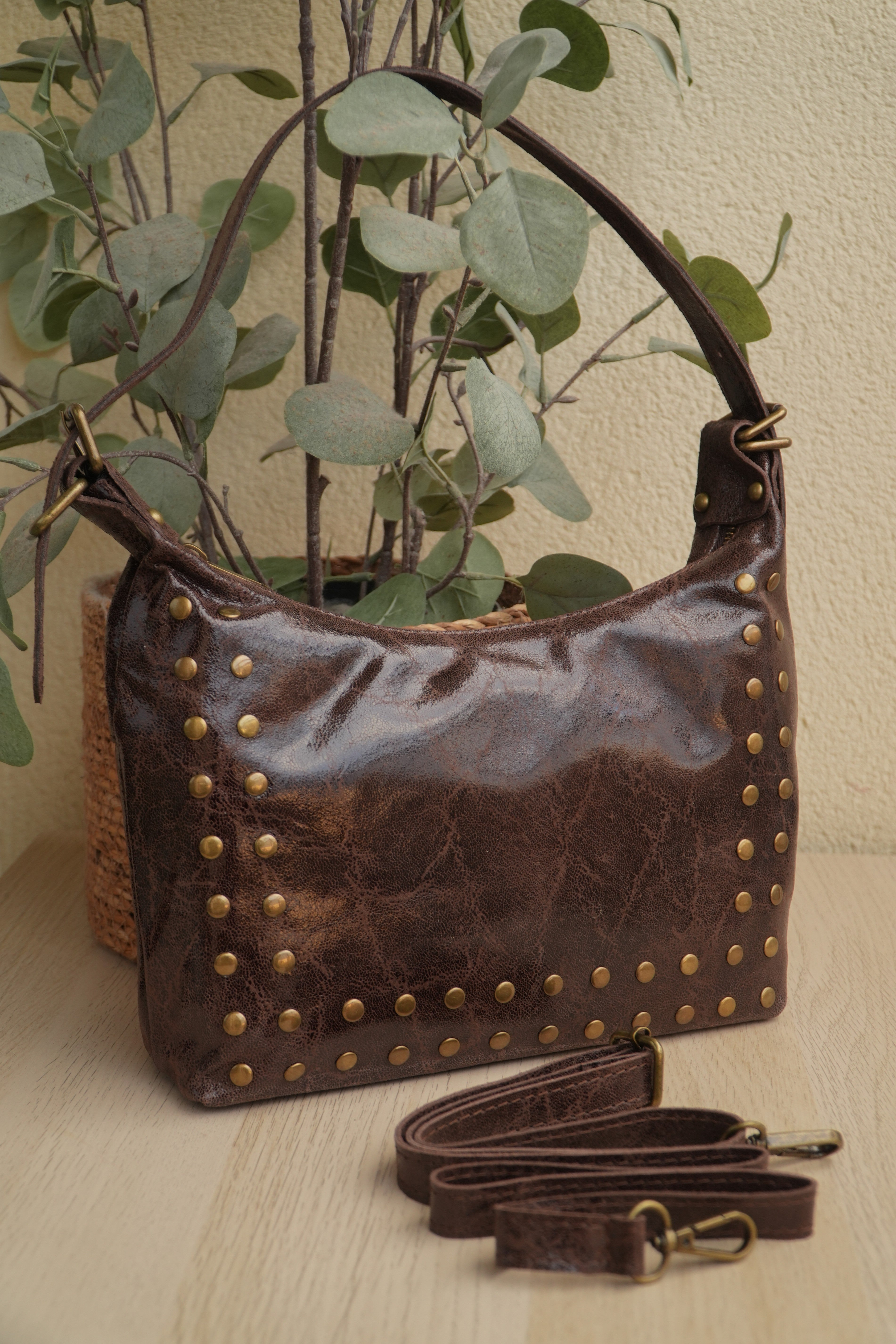 BOLSO TACHUELAS MARRON