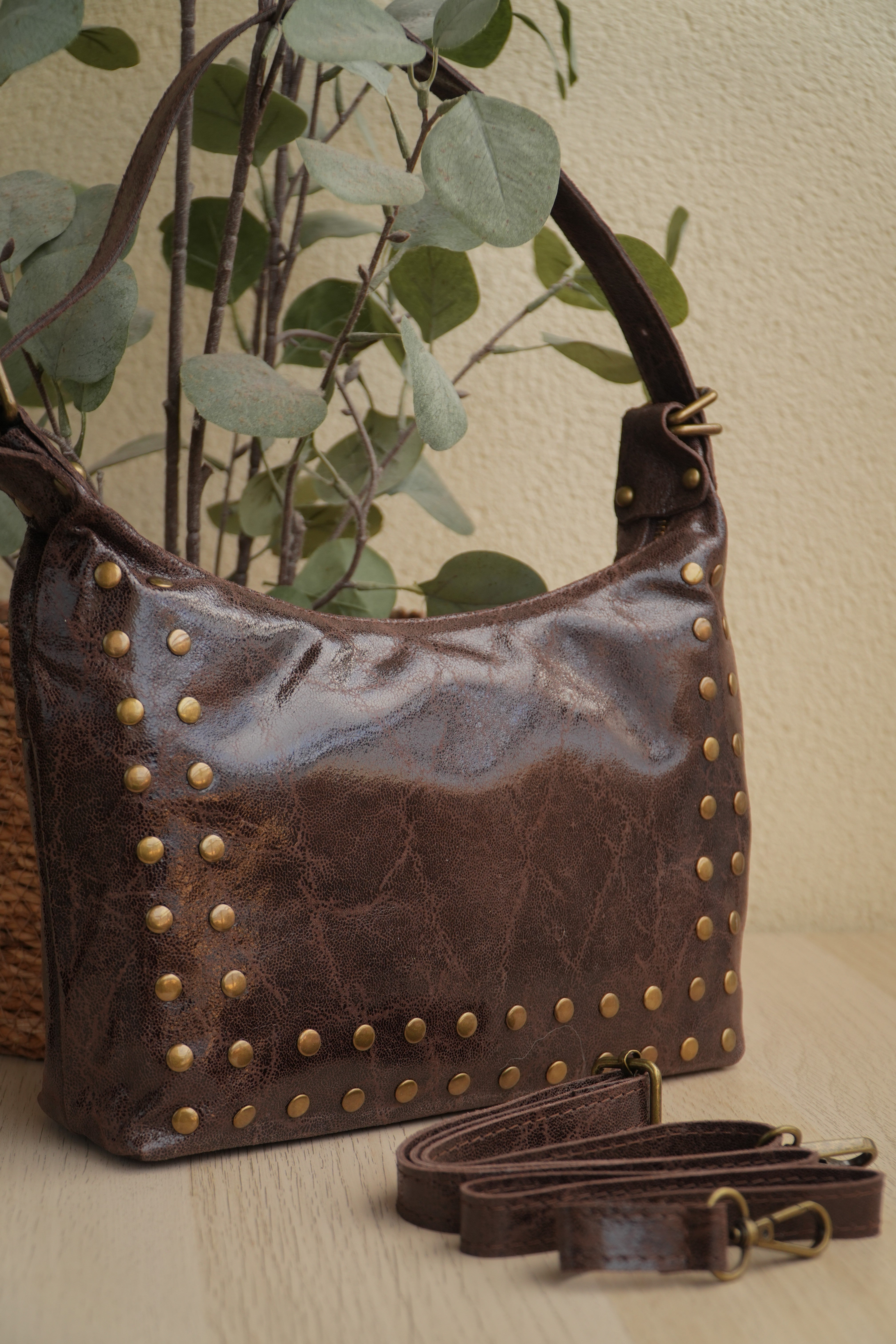 BOLSO TACHUELAS MARRON