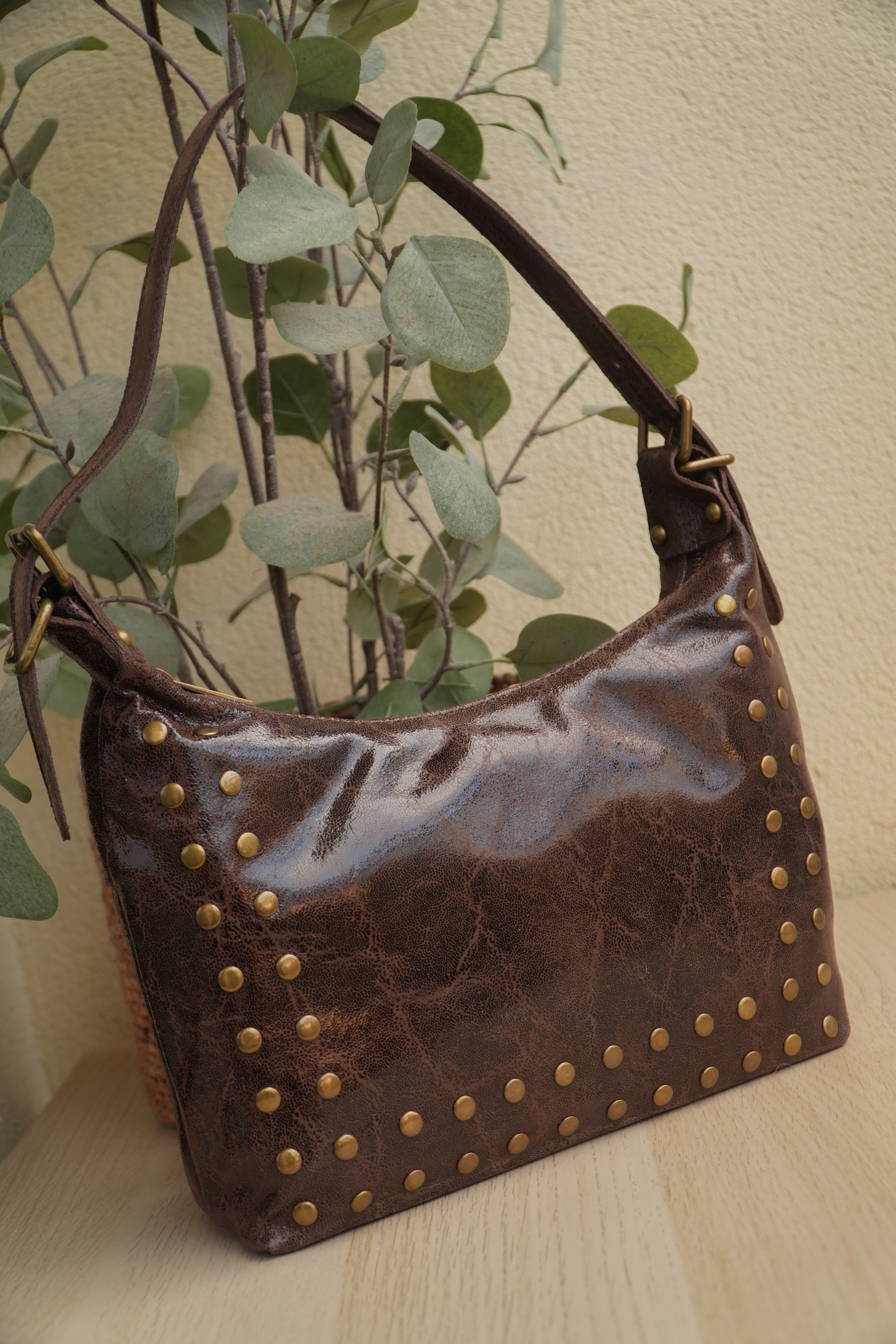 BOLSO TACHUELAS MARRON